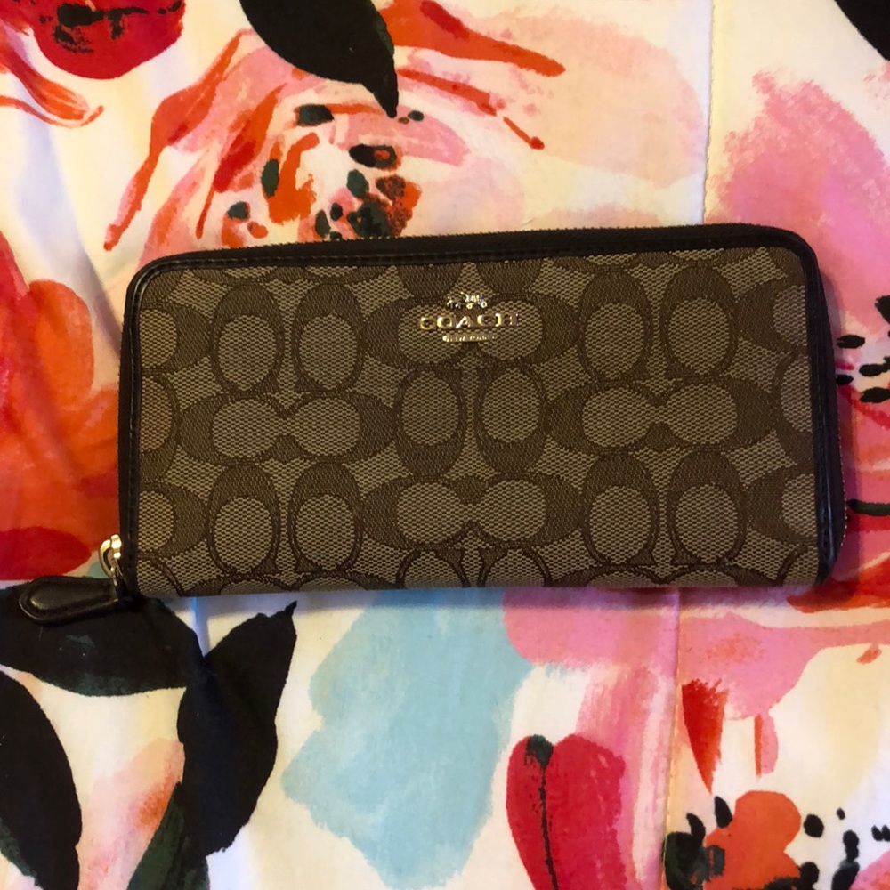 Coach wallet- excellent used condition!